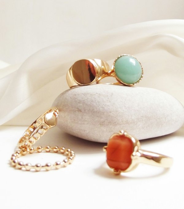 Quels types de bijoux sont adaptés pour des tenues avec des imprimés floraux?